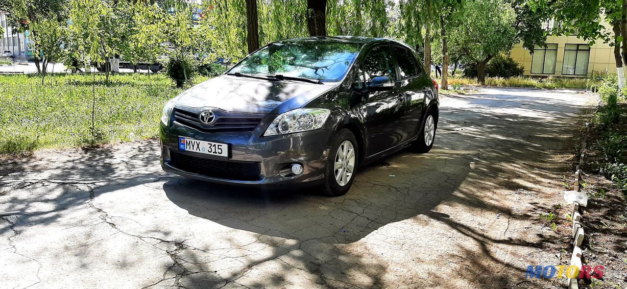 2013' Toyota Auris photo #2