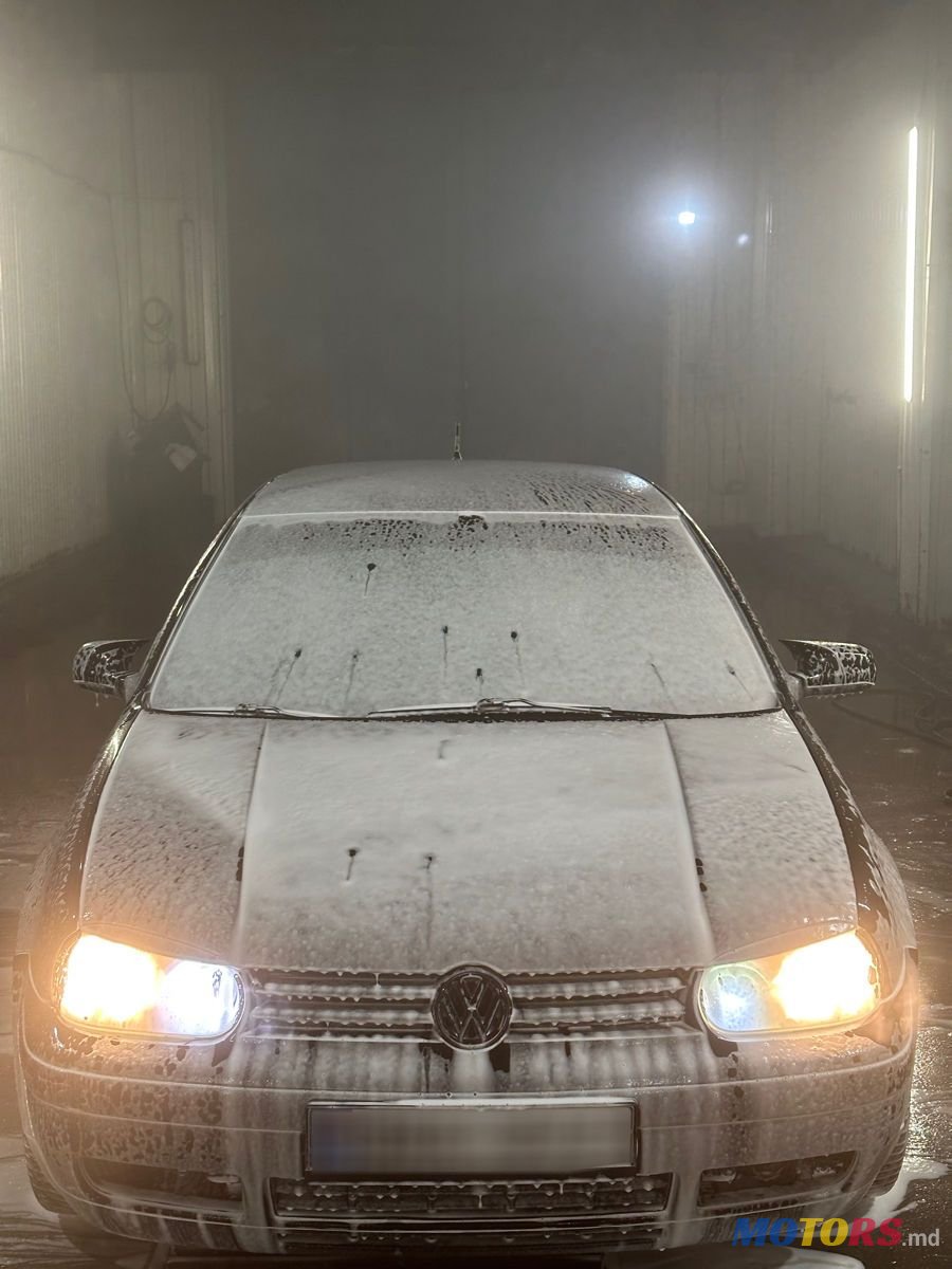 2002' Volkswagen Golf photo #1