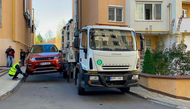 Poliţia şi pompierii fac raiduri în curţile blocurilor din Chişinău şi evacuează maşinile care încurcă accesului maşinilor de intervenţie