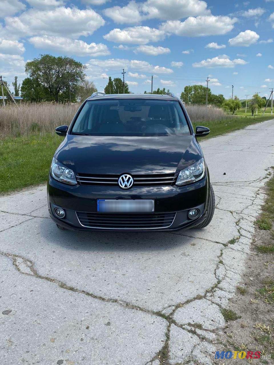 2011' Volkswagen Touran photo #1