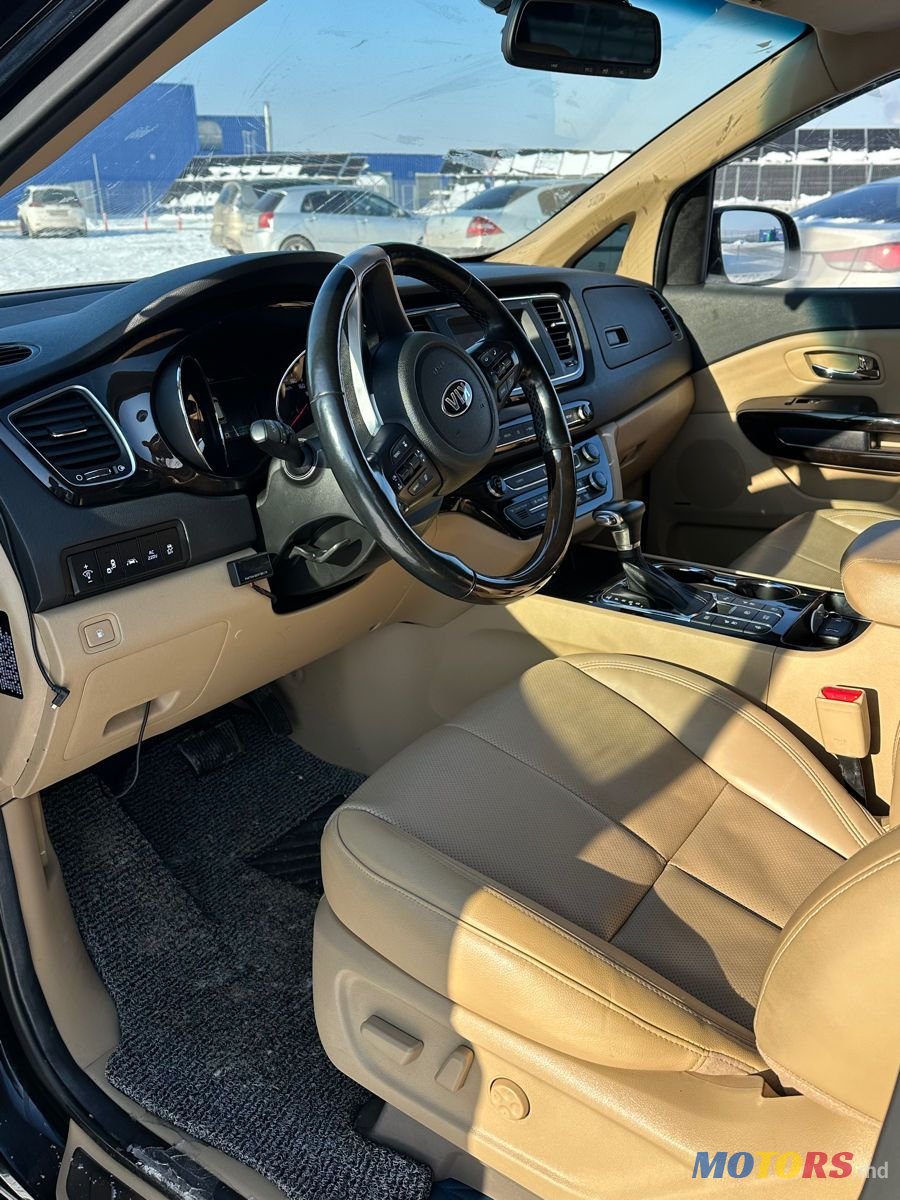 2019' Kia Carnival photo #3