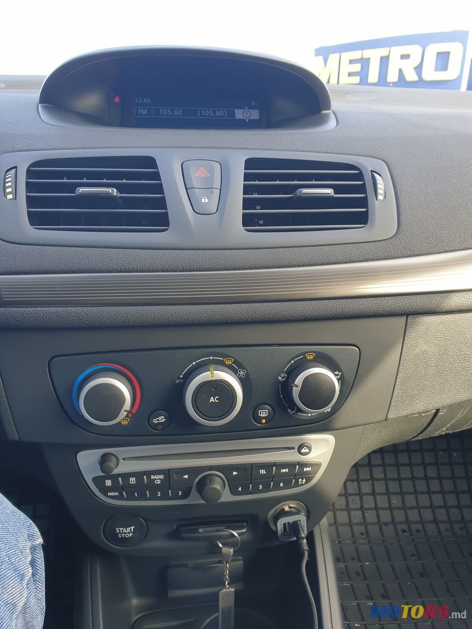 2011' Renault Megane photo #2