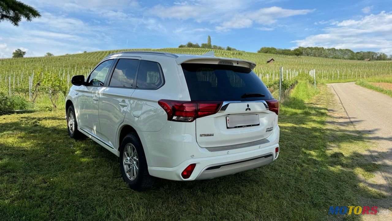 2019' Mitsubishi Outlander photo #5