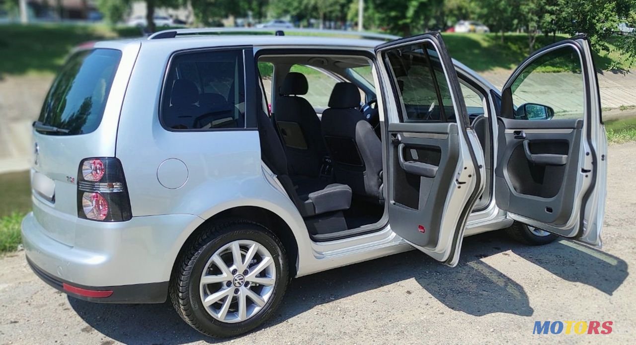 2010' Volkswagen Touran photo #4