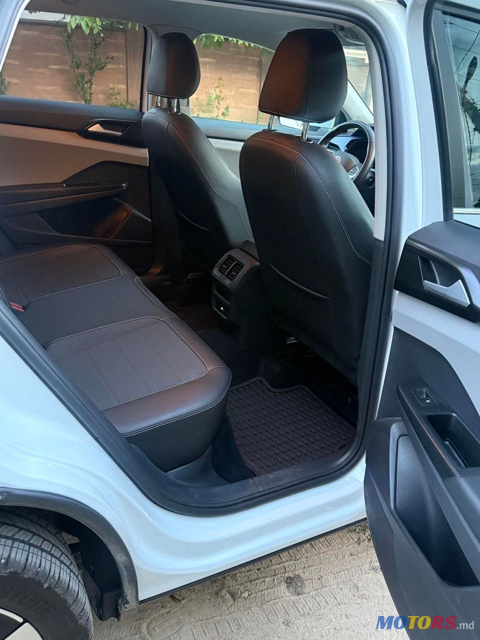 2022' Volkswagen Taos photo #6