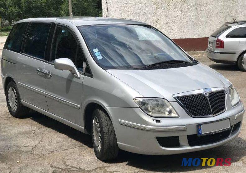 2004' Lancia Phedra photo #1