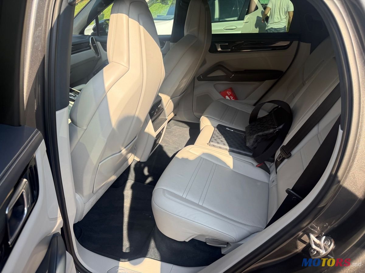 2020' Porsche Cayenne photo #6