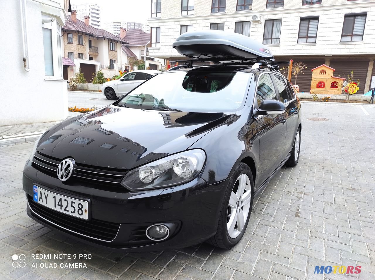 2011' Volkswagen Golf photo #1