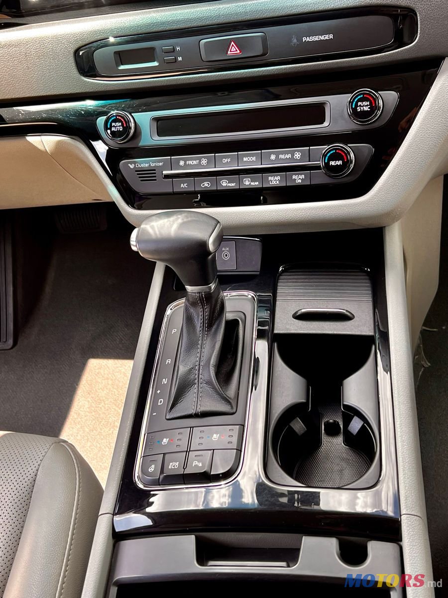 2017' Kia Carnival photo #6