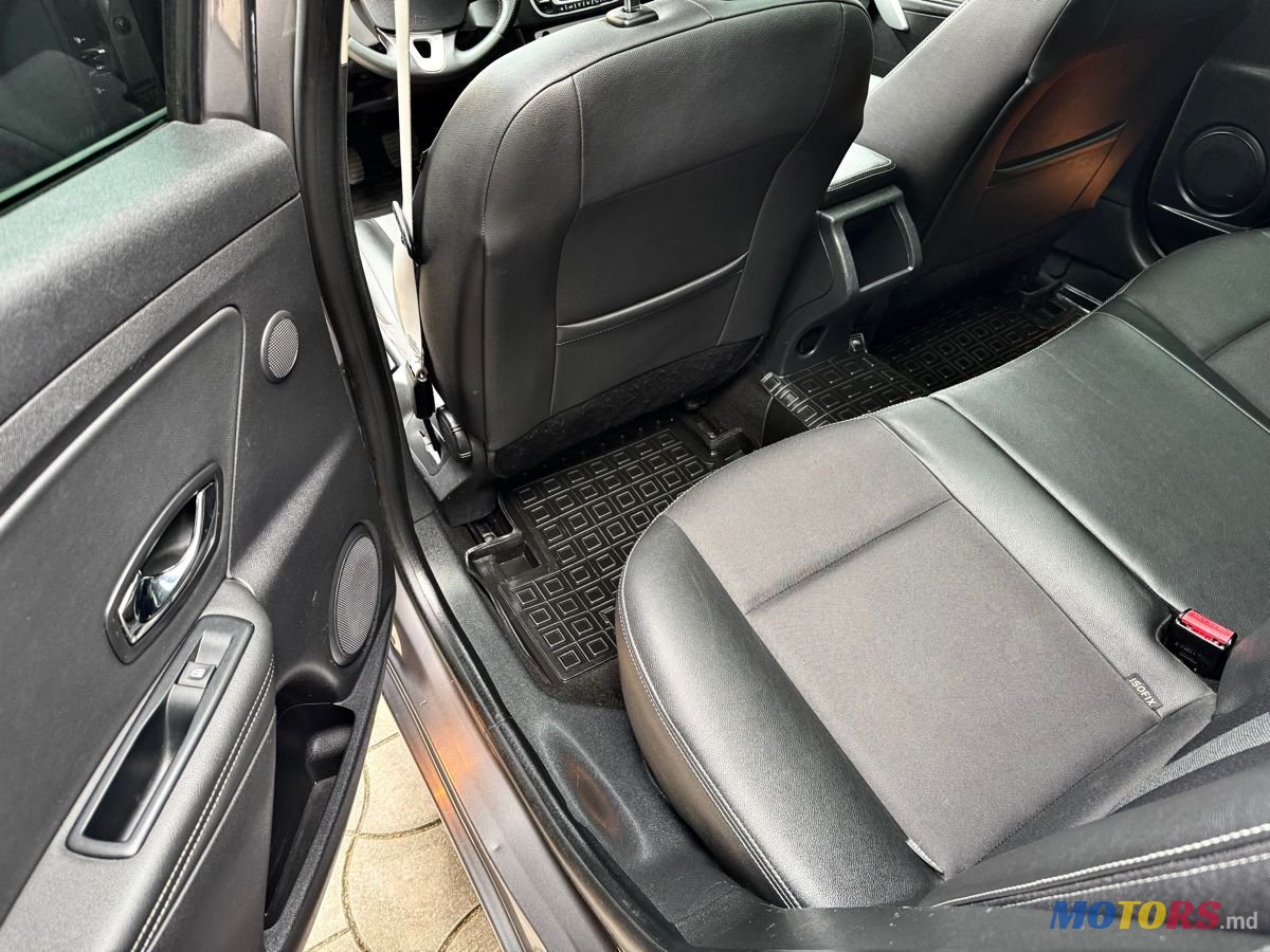 2012' Renault Megane photo #5