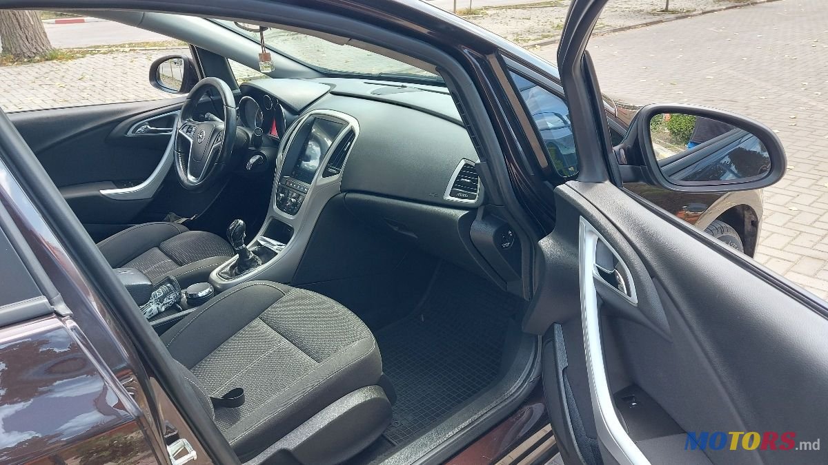 2013' Opel Astra photo #6