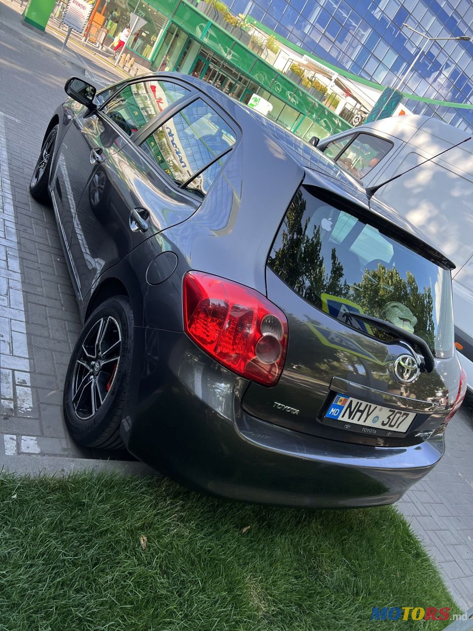 2008' Toyota Auris photo #5