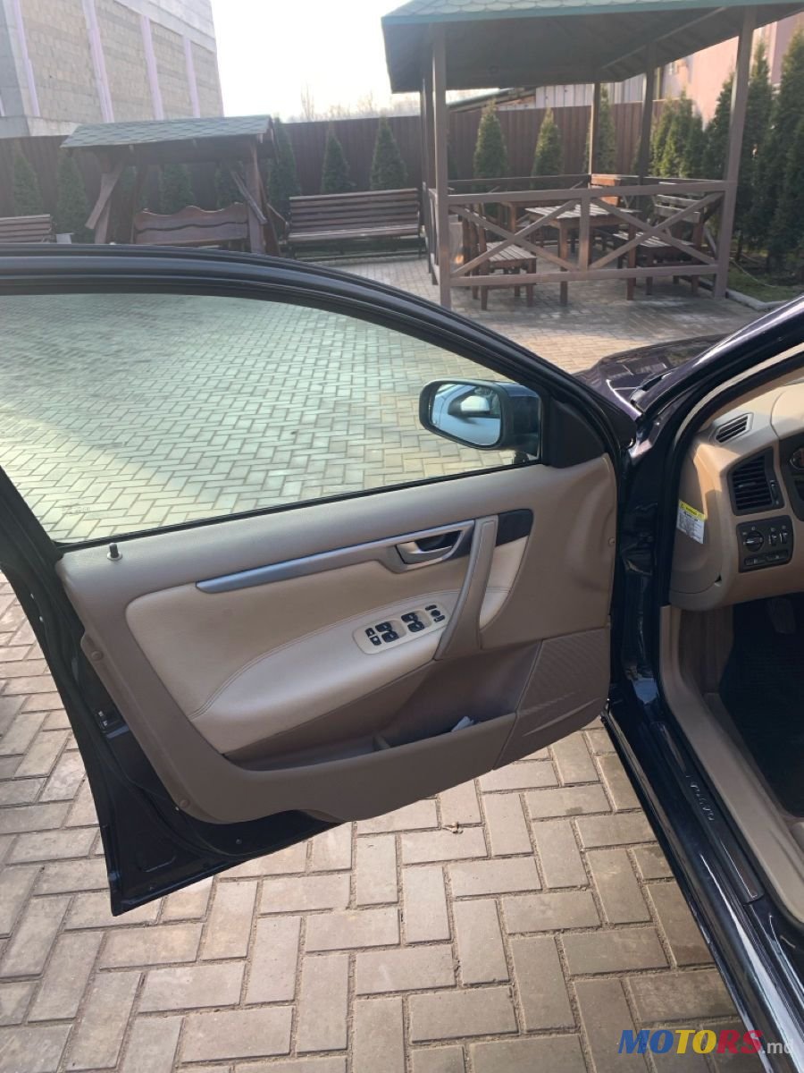 2004' Volvo V70 photo #3