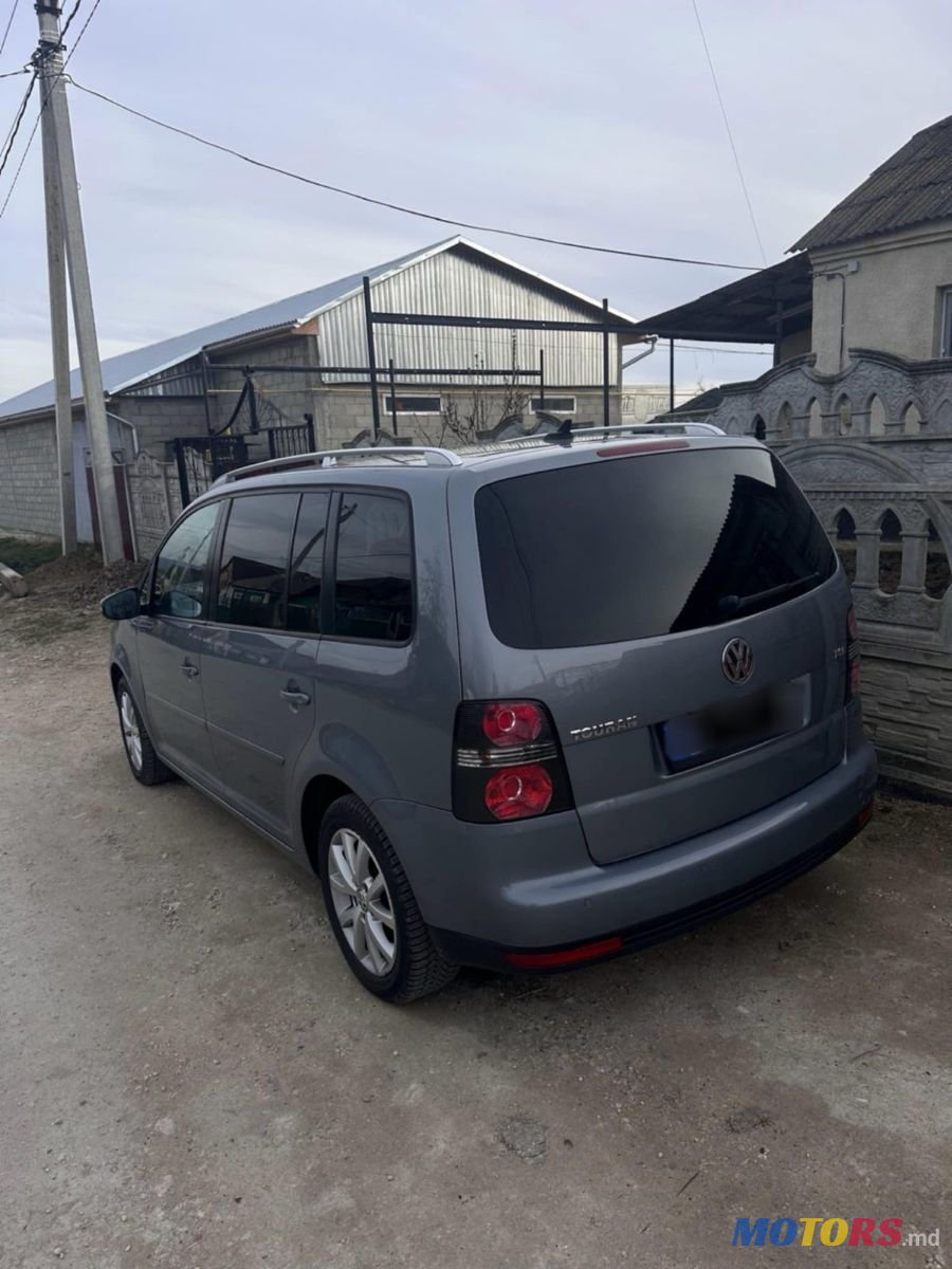 2010' Volkswagen Touran photo #2