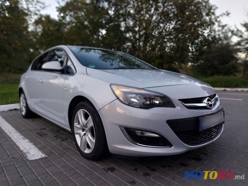 2012' Opel Astra photo #4