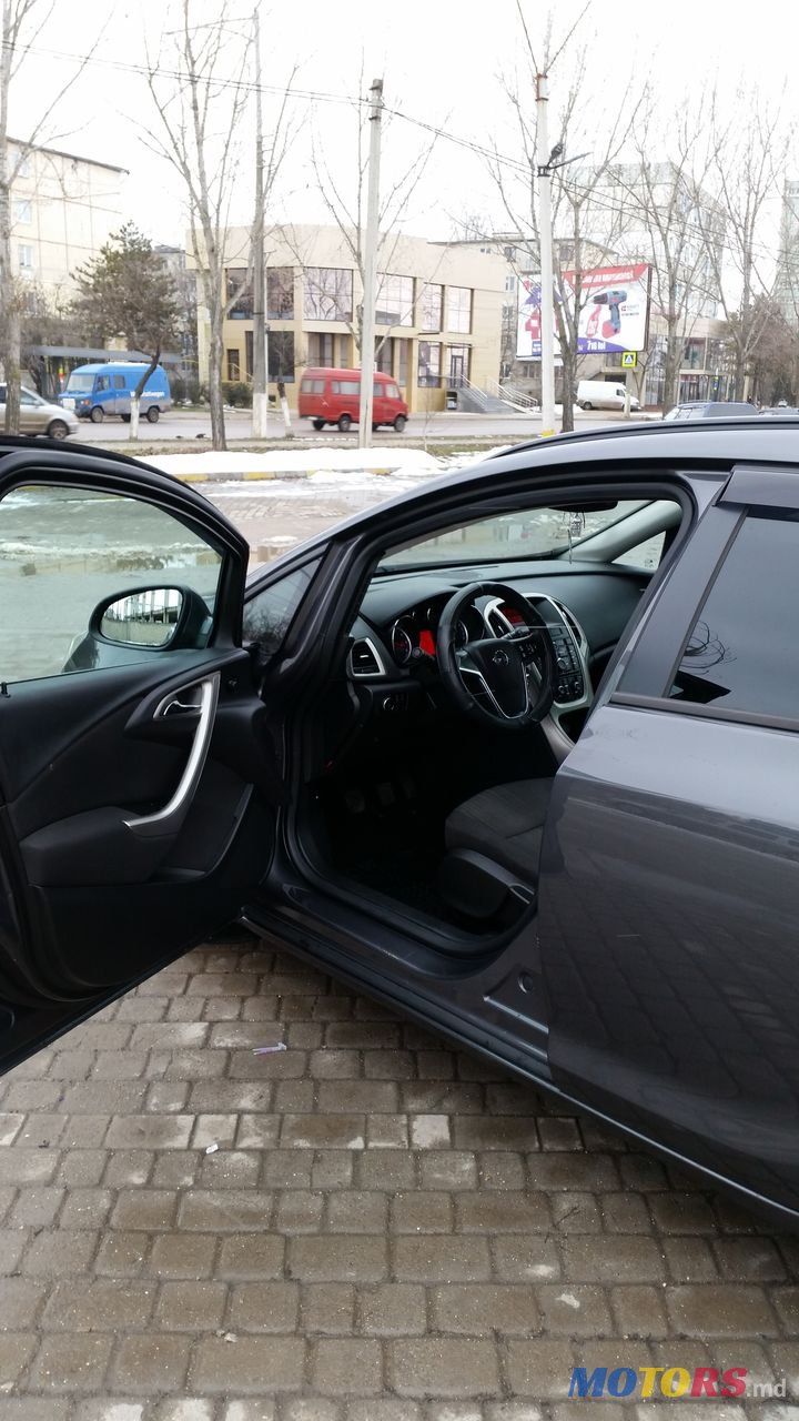 2012' Opel Astra J photo #5