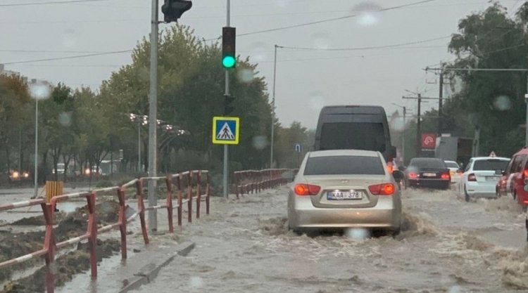 Din cauza inundațiilor din oraș a fost sistat traficul pe câteva străzi și modificat intinerarul a 12 rute de troleibuz
