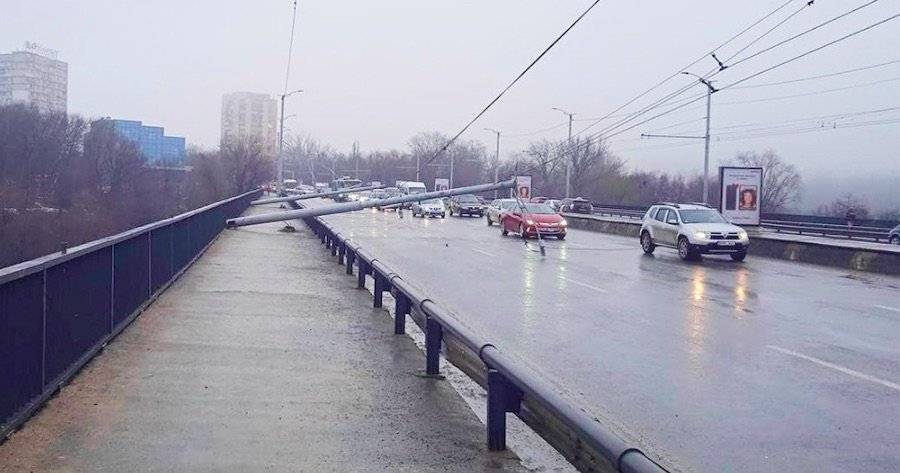 De ce s-au rupt pilonii de electricitate pe viaductul din Chişinău