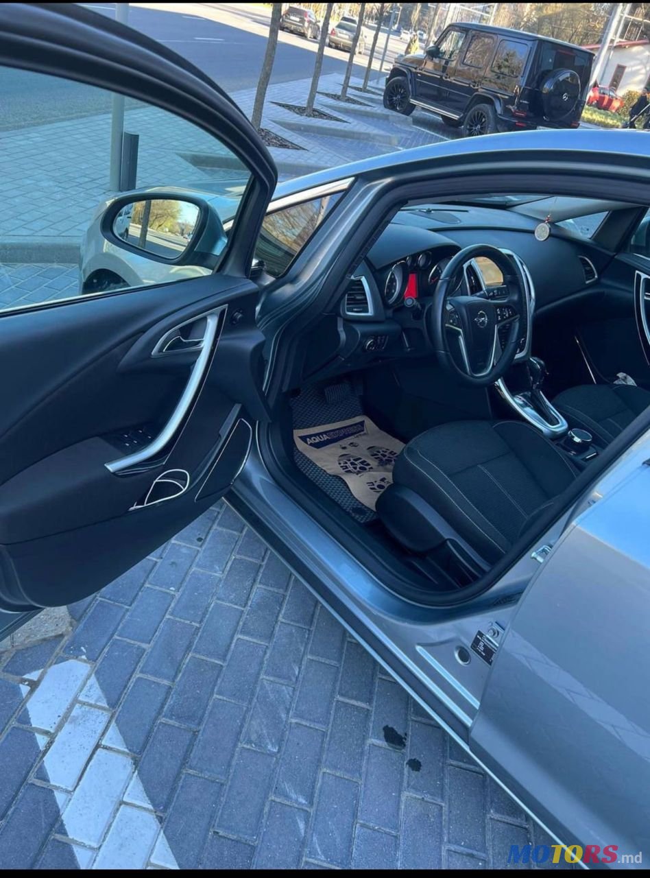 2012' Opel Astra photo #4