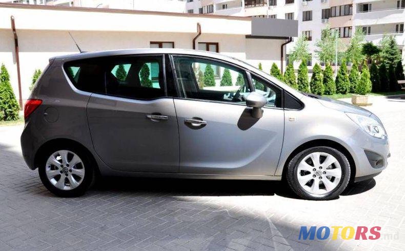 2012' Opel Zafira photo #1