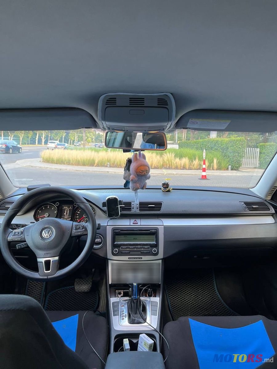 2009' Volkswagen Passat photo #6