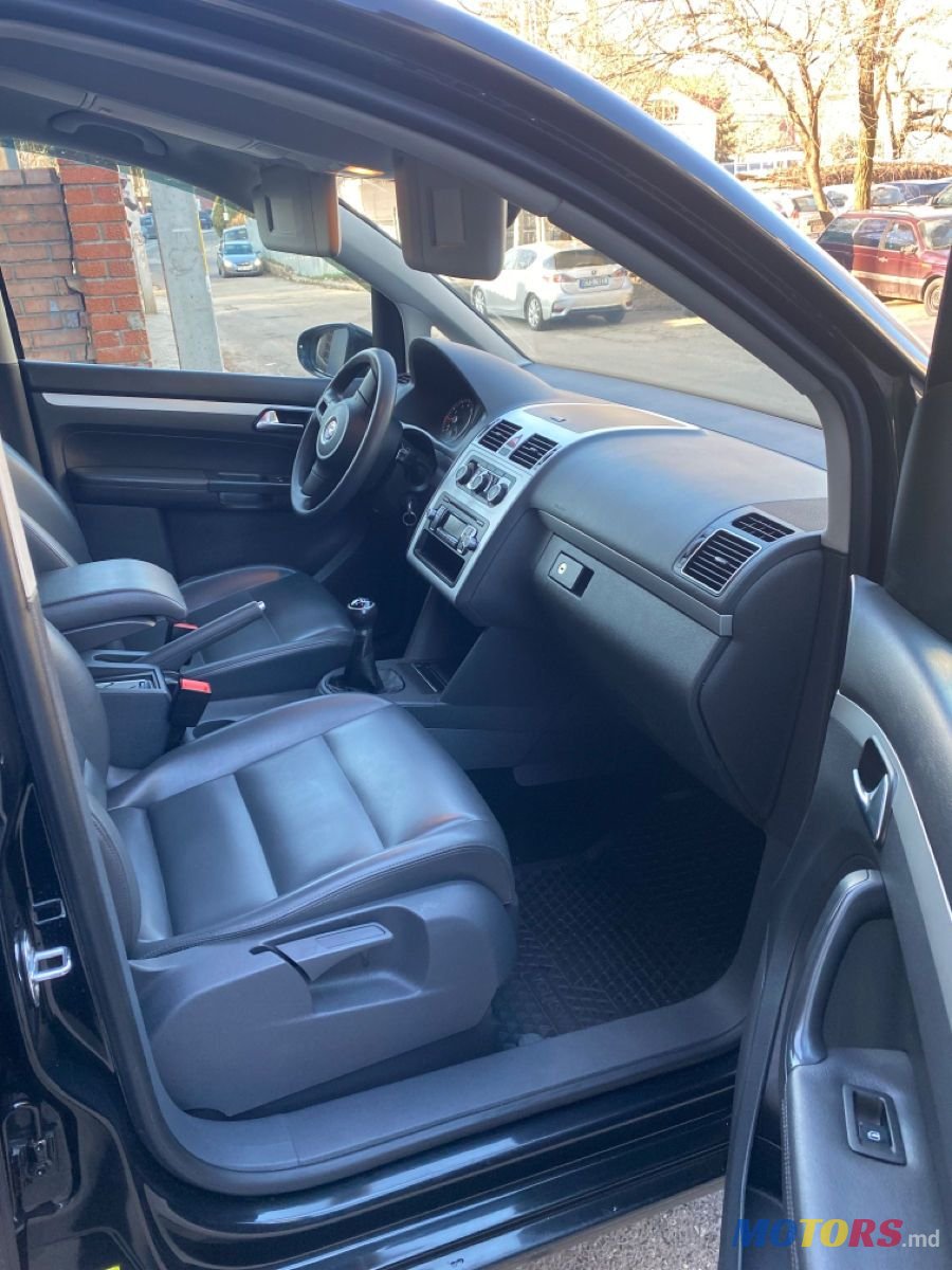 2011' Volkswagen Touran photo #4