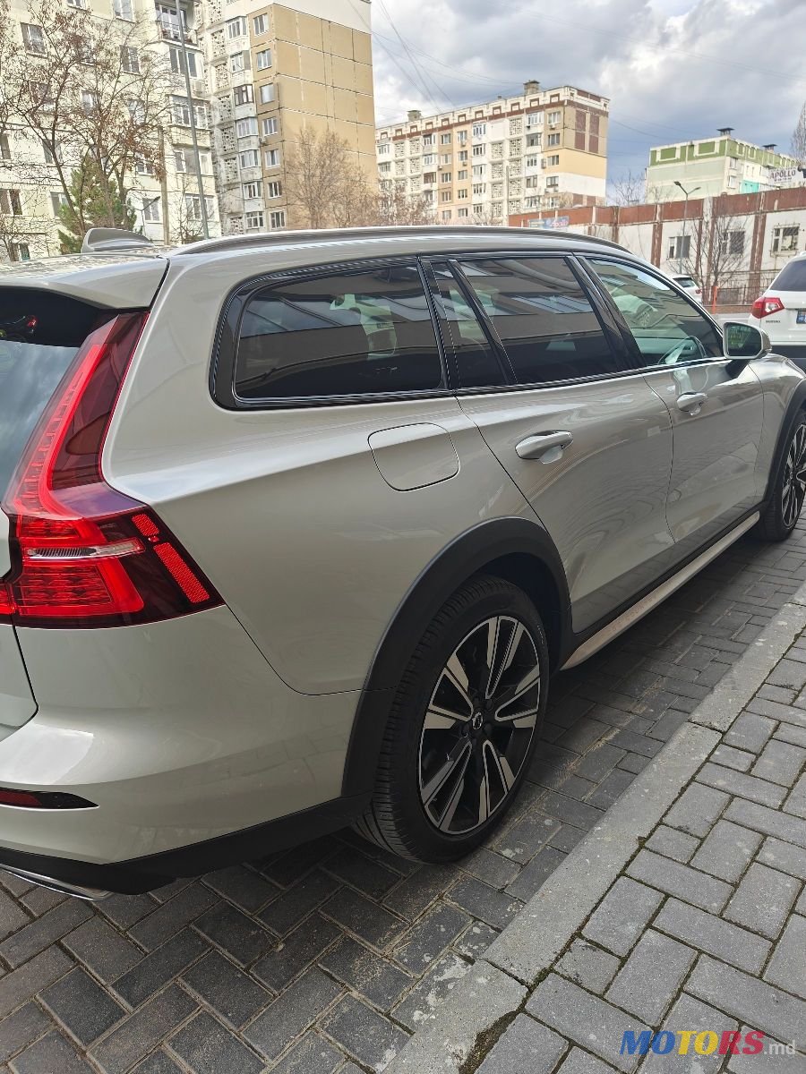 2019' Volvo V60 Cross Country photo #4