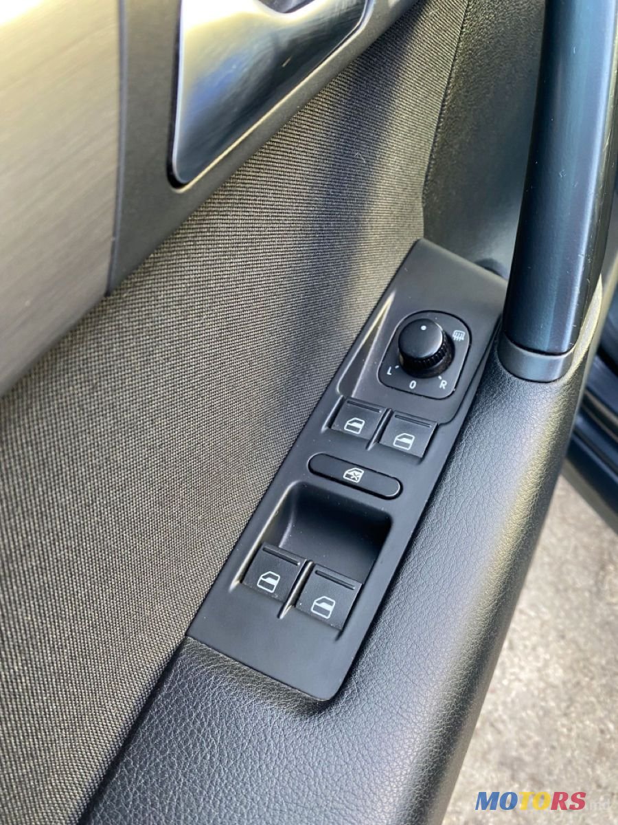 2011' Volkswagen Passat photo #4