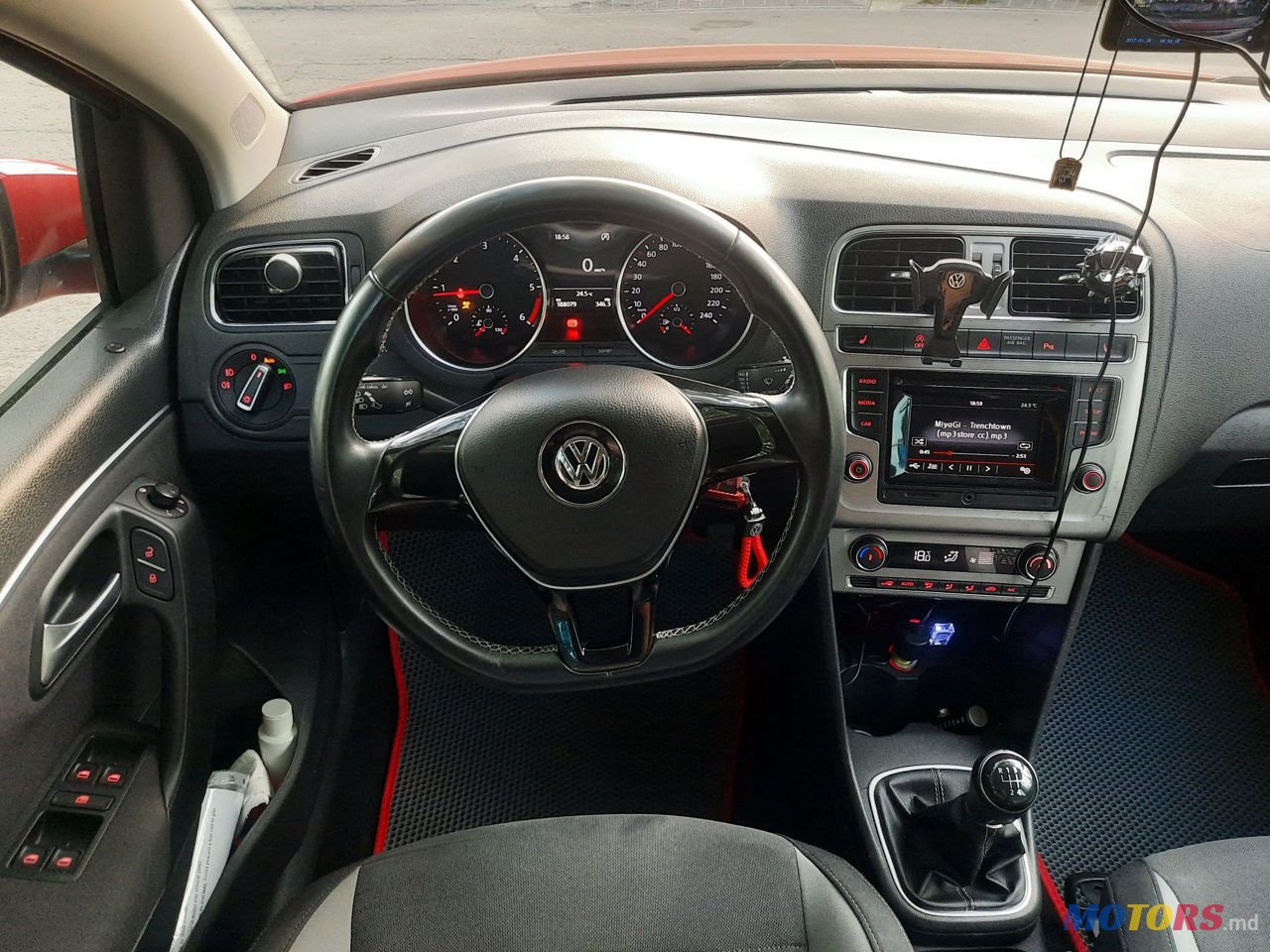 2015' Volkswagen Polo photo #6