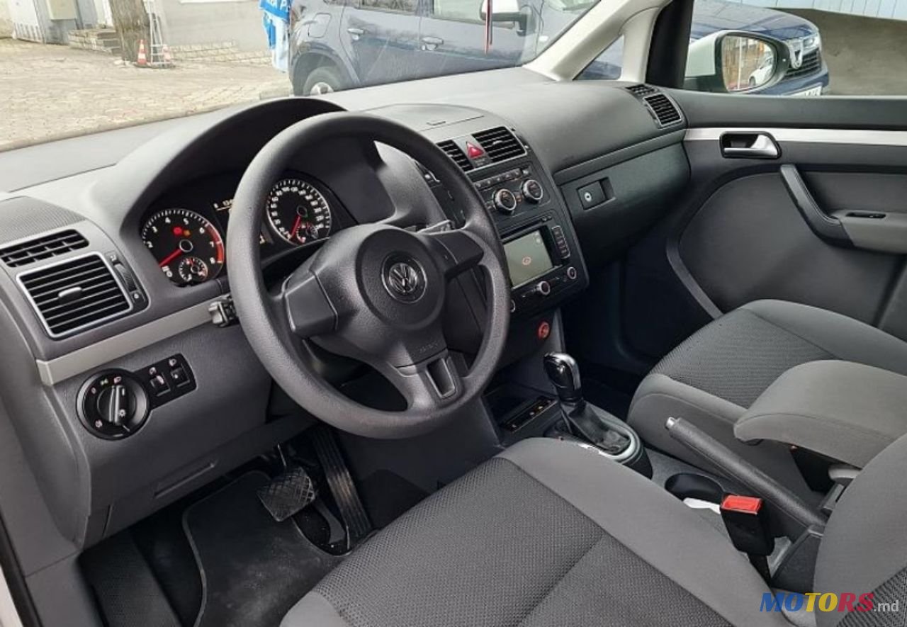 2012' Volkswagen Touran photo #3