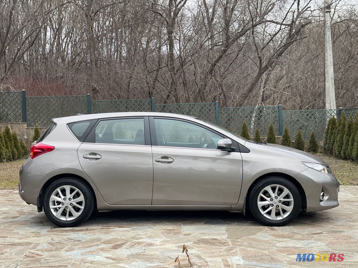 2012' Toyota Auris photo #5