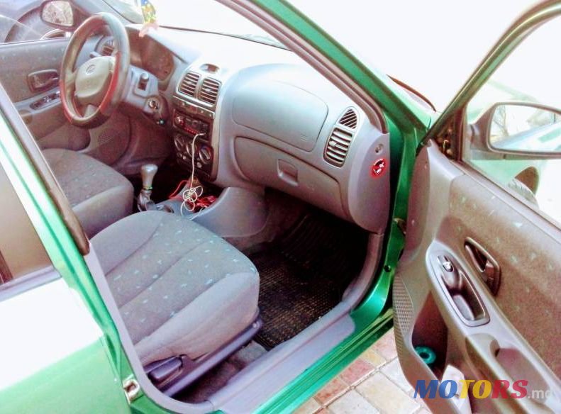 2000' Hyundai Accent photo #5