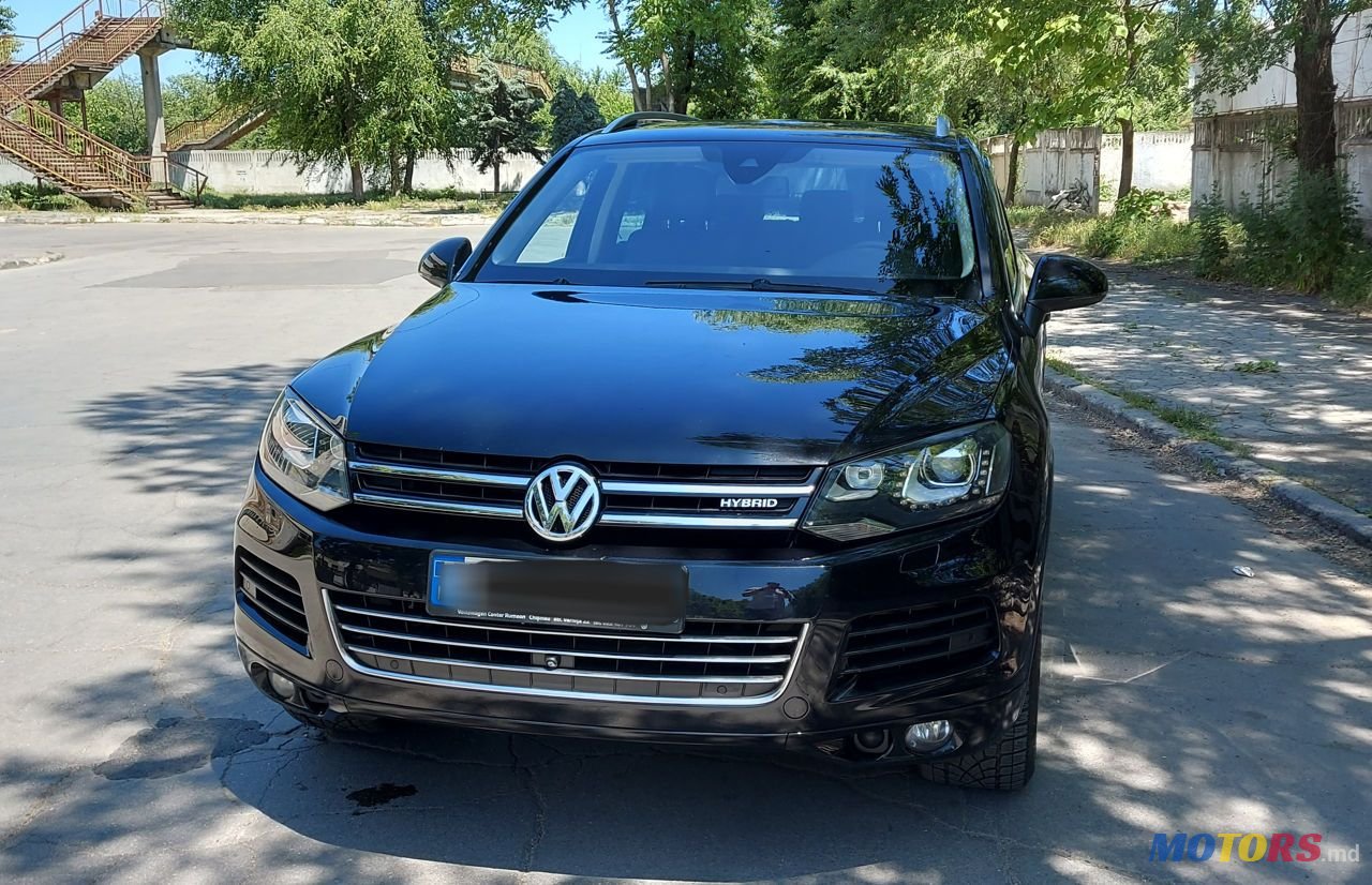2011' Volkswagen Touareg photo #2