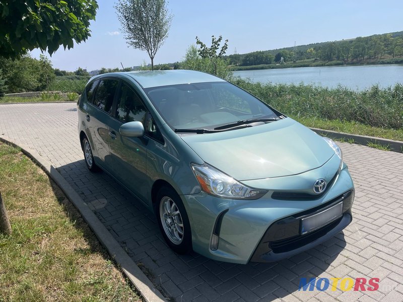 2017' Toyota Prius v photo #3