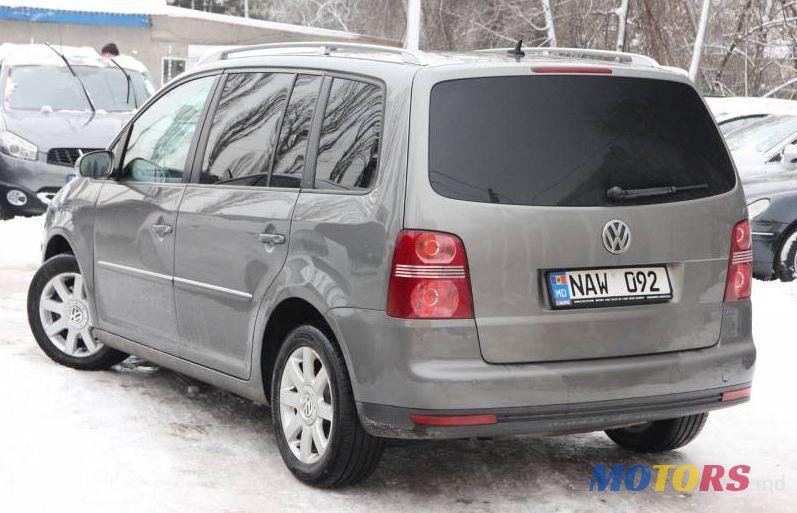 2009' Volkswagen Touran photo #2
