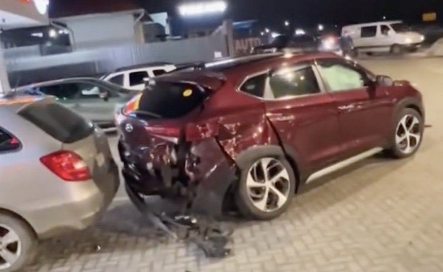 Şoferul unui Mercedes a intrat cu viteză în parcarea unui supermarket din Stăuceni, provocând un accident şi fiind căutat de poliţie