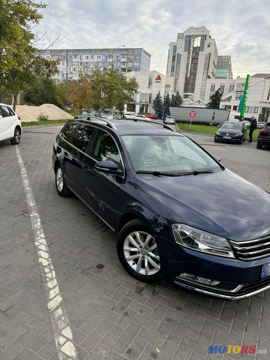 2011' Volkswagen Passat photo #2