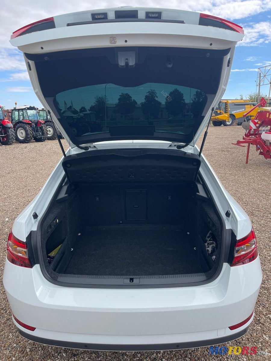 2015' Skoda Superb photo #6