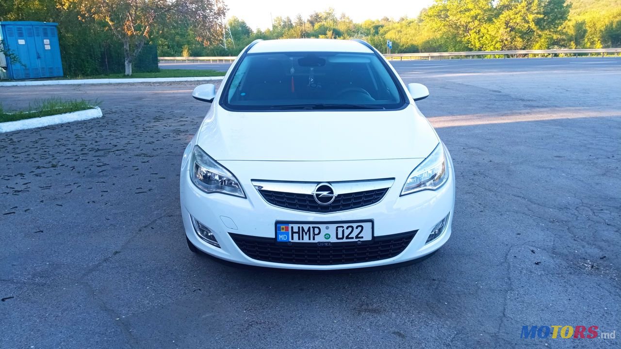 2011' Opel Astra photo #1