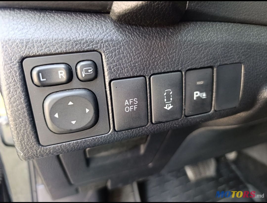 2013' Toyota Auris photo #6