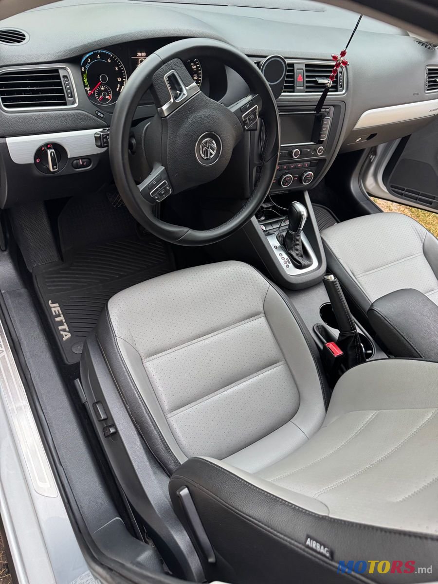 2012' Volkswagen Jetta photo #2