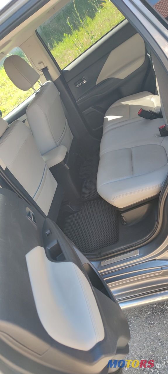 2014' Mitsubishi Outlander photo #5