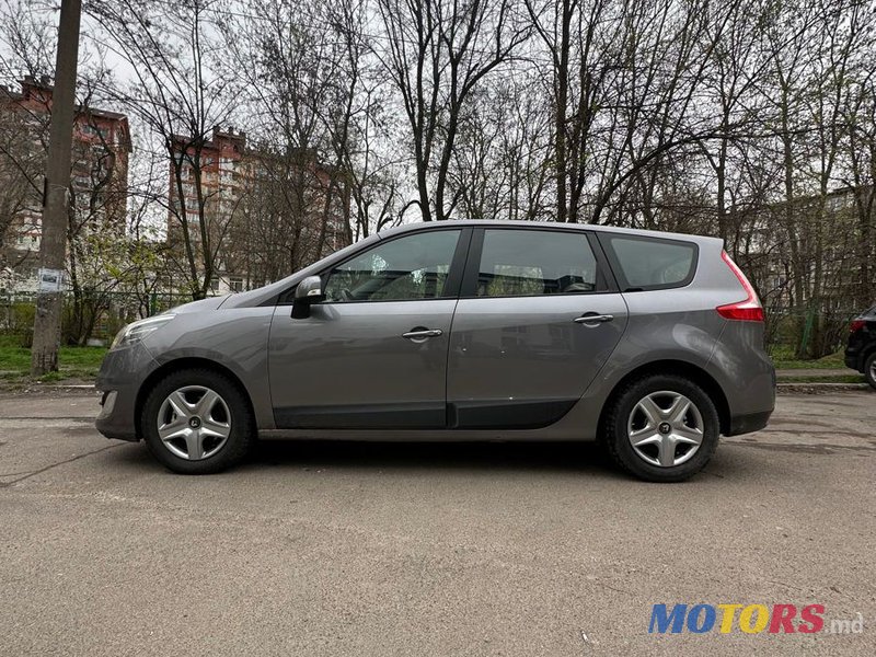 2013' Renault Grand Scenic photo #2