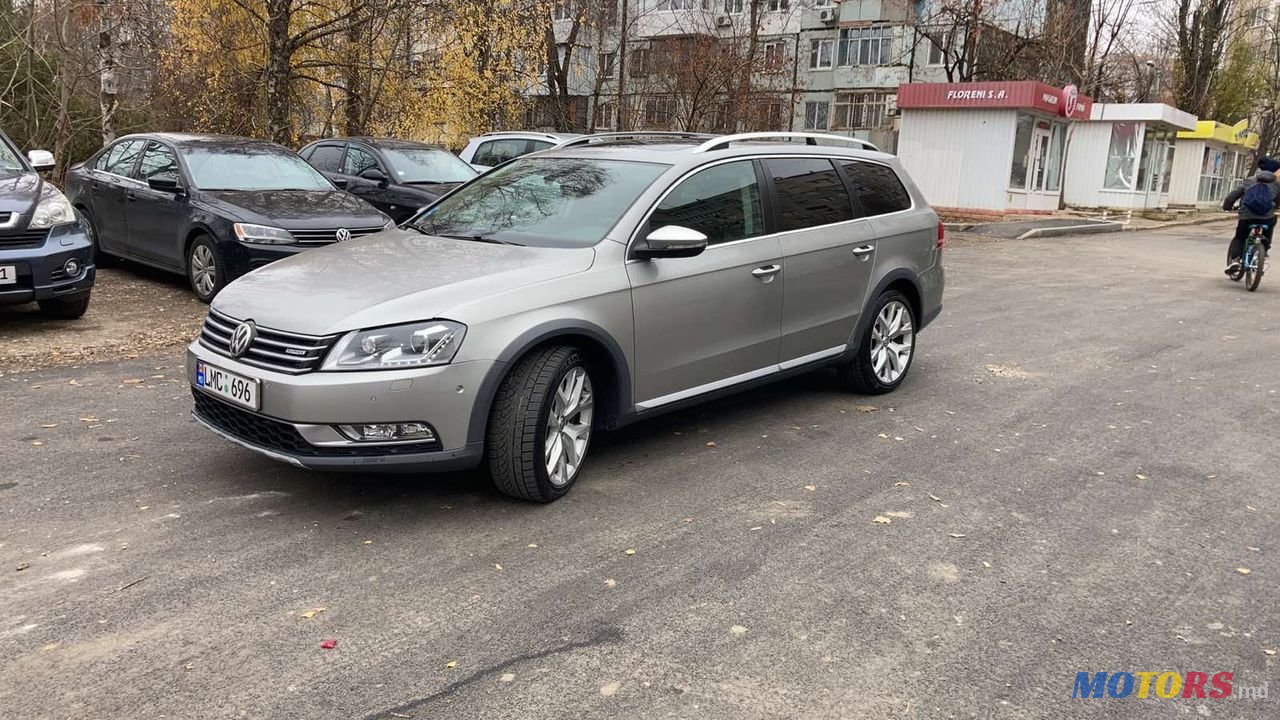 2012' Volkswagen Passat photo #2