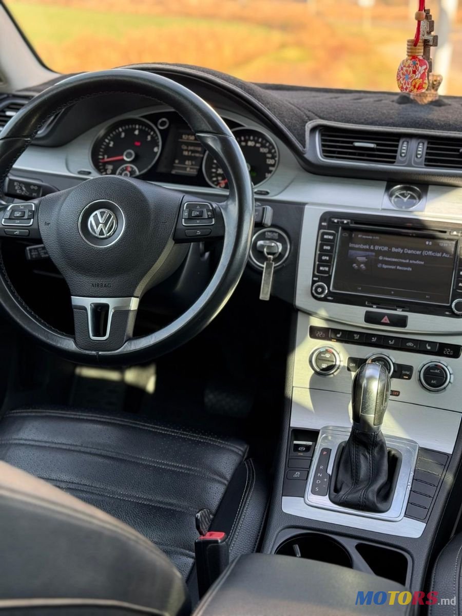 2013' Volkswagen Passat photo #6