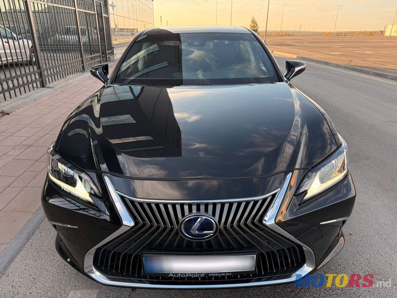 2019' Lexus Es Series photo #6