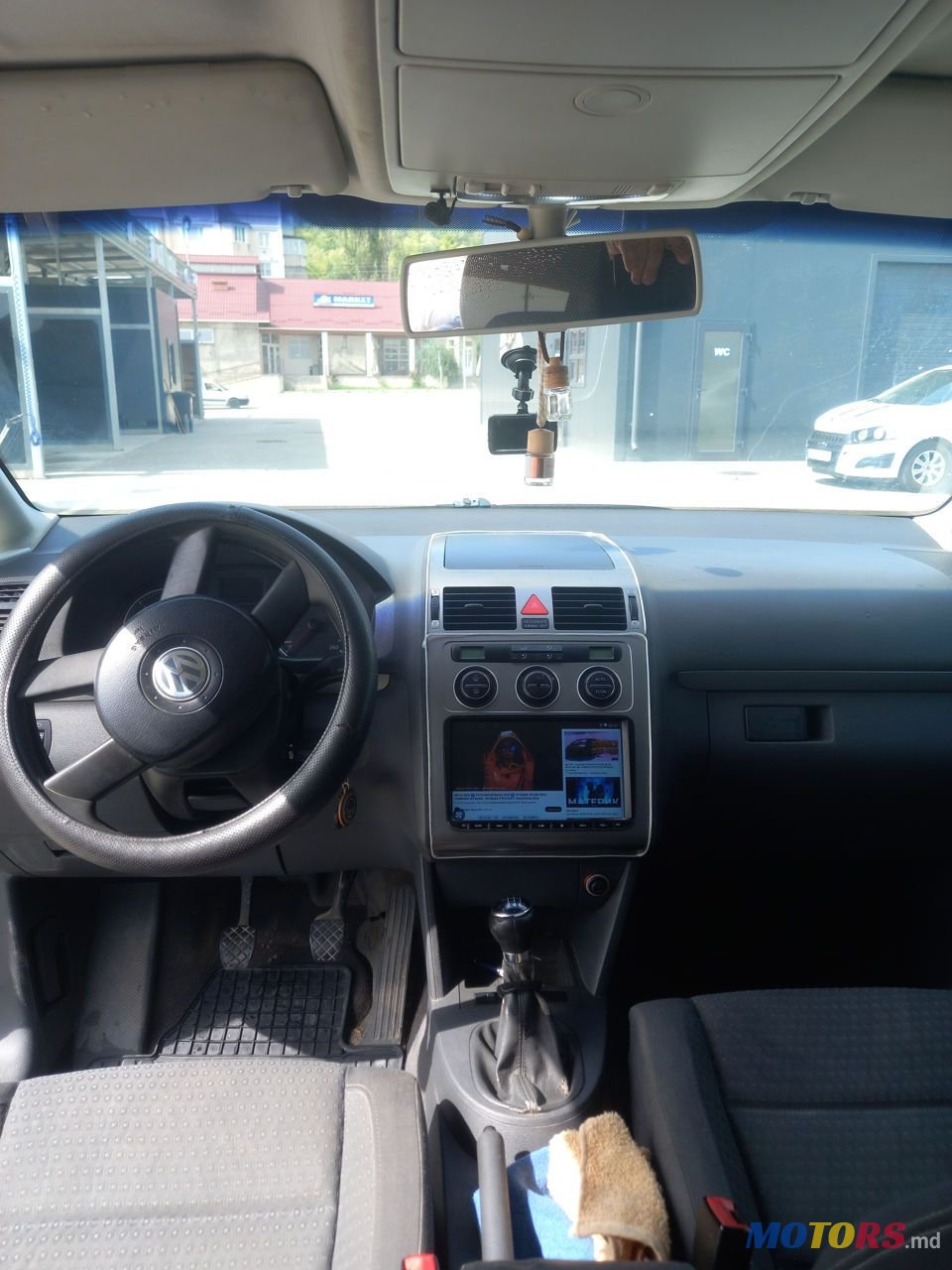 2005' Volkswagen Touran photo #3