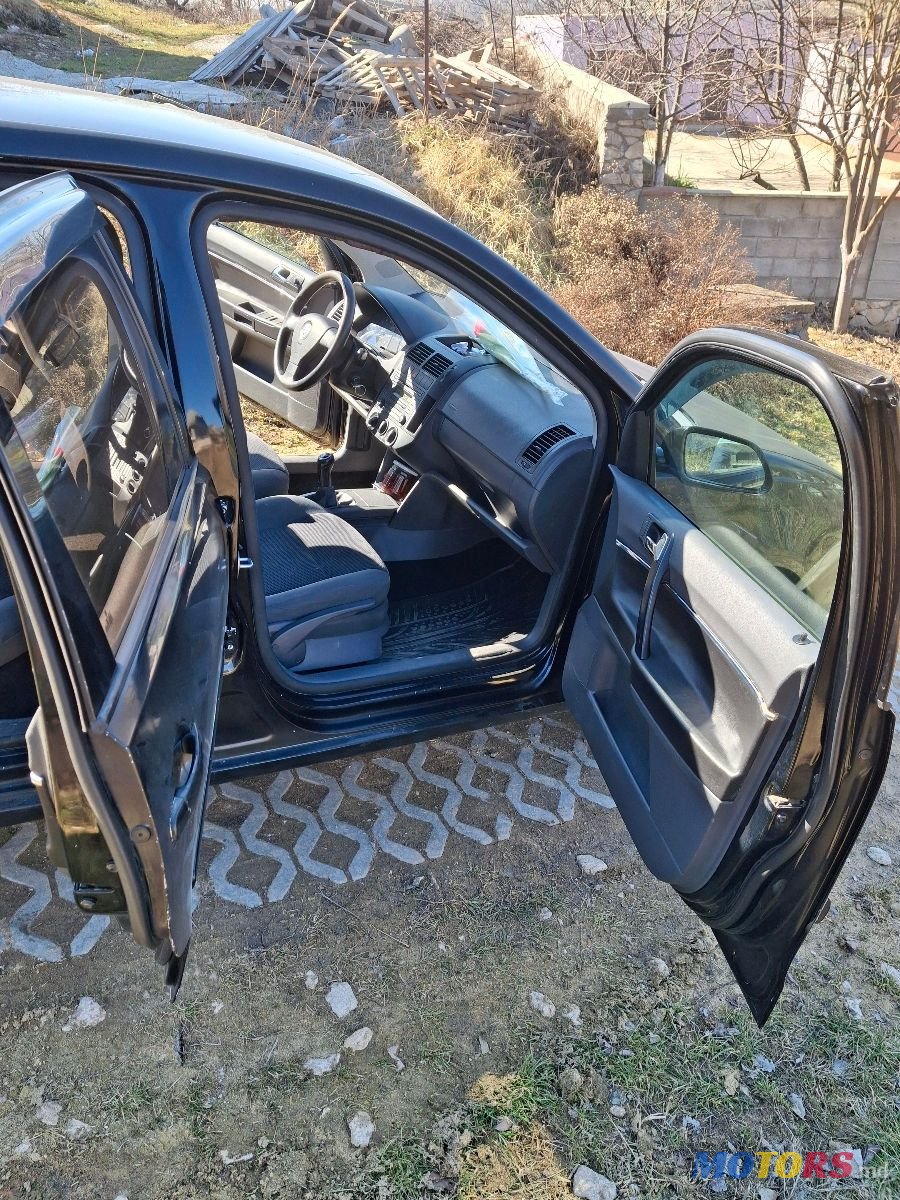 2008' Volkswagen Polo photo #5