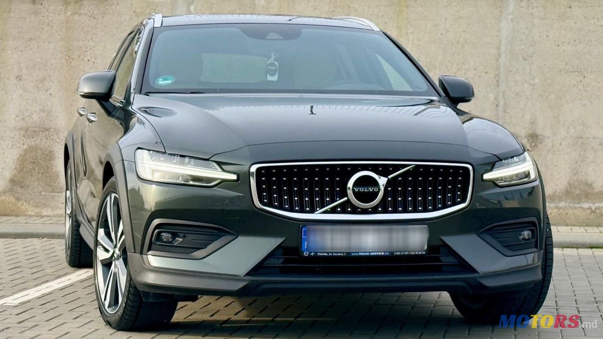 2021' Volvo V60 Cross Country photo #2