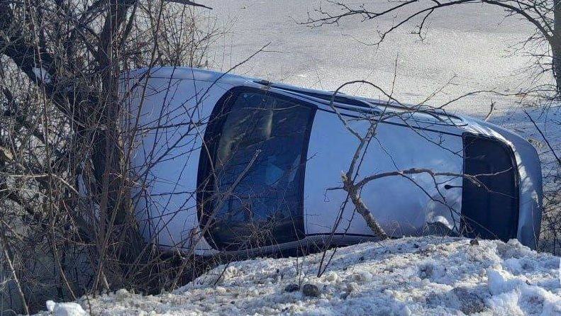 Accident la Dubăsari: Un automobil, cât pe ce să ajungă într-un râu